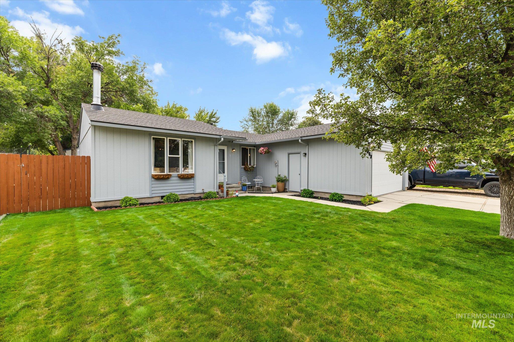 1047 W Chateau Ave Property Photo 7