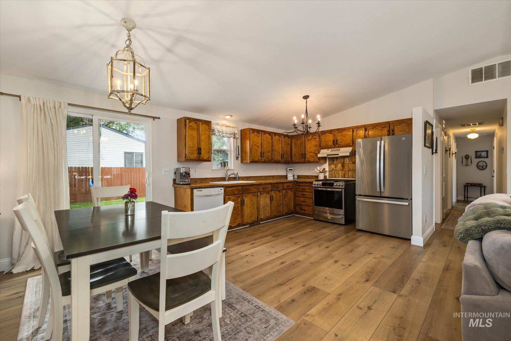 1047 W Chateau Ave Property Photo 15