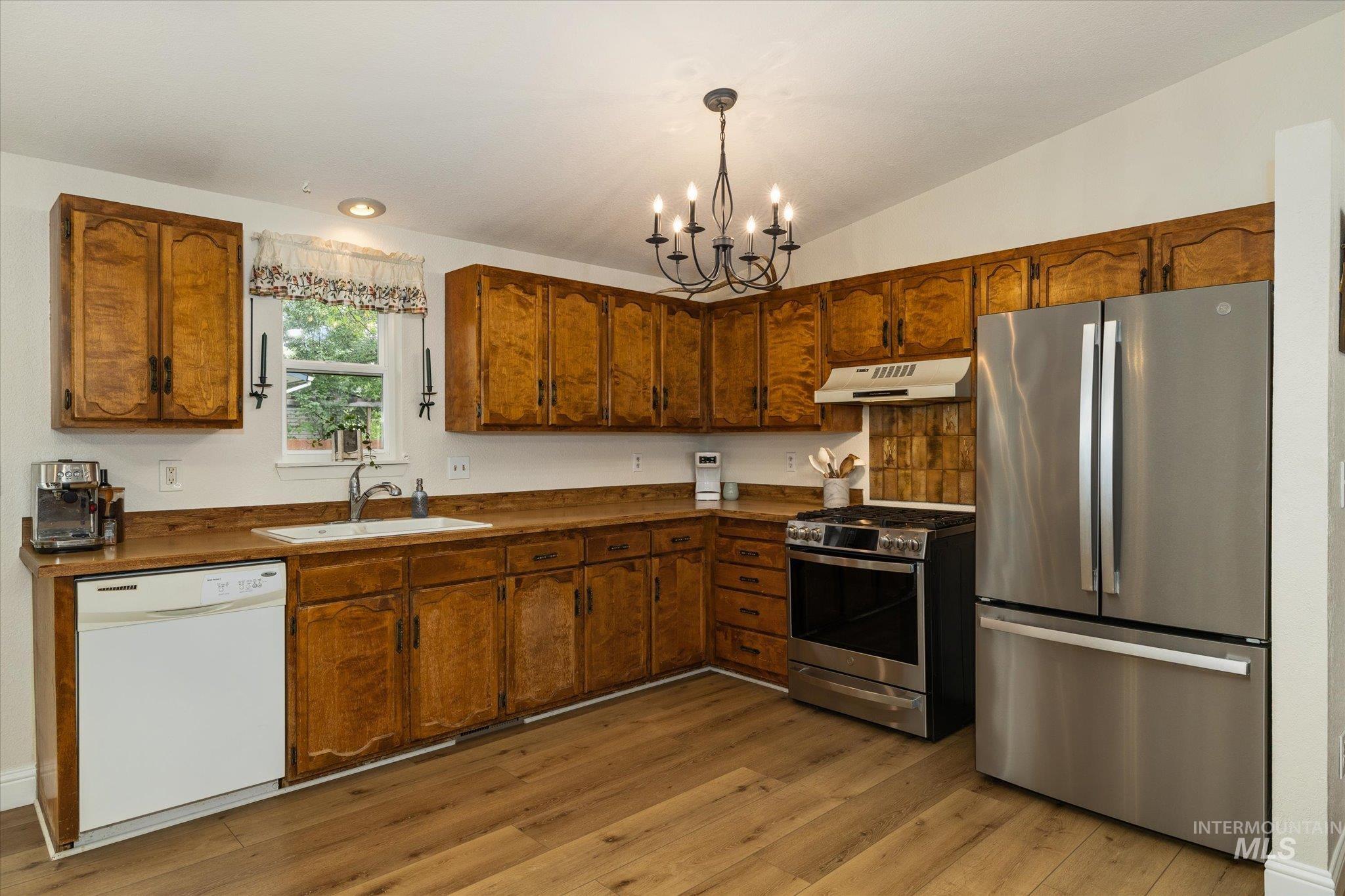 1047 W Chateau Ave Property Photo 18