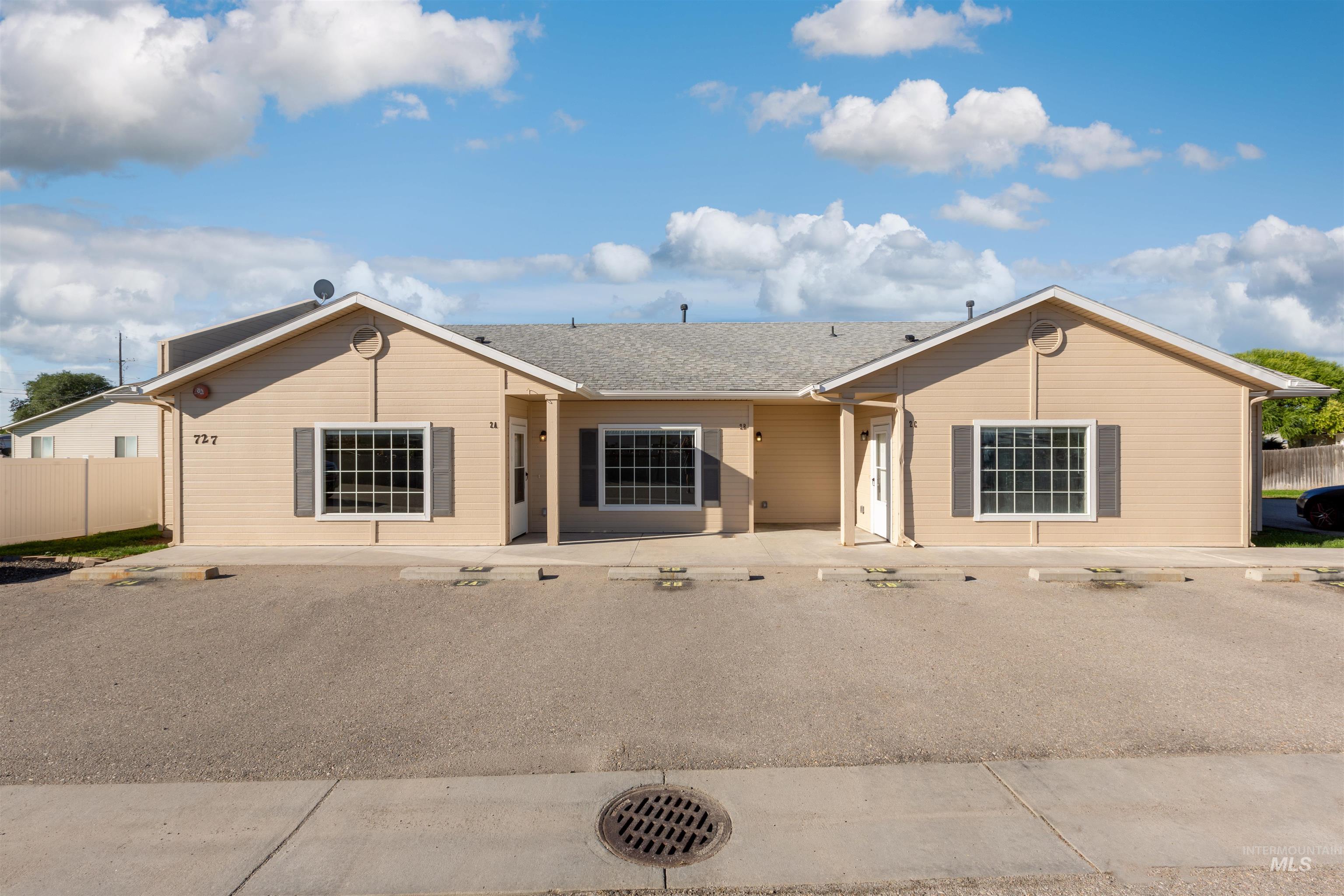 727 N Stampede Ct. Property Photo 1