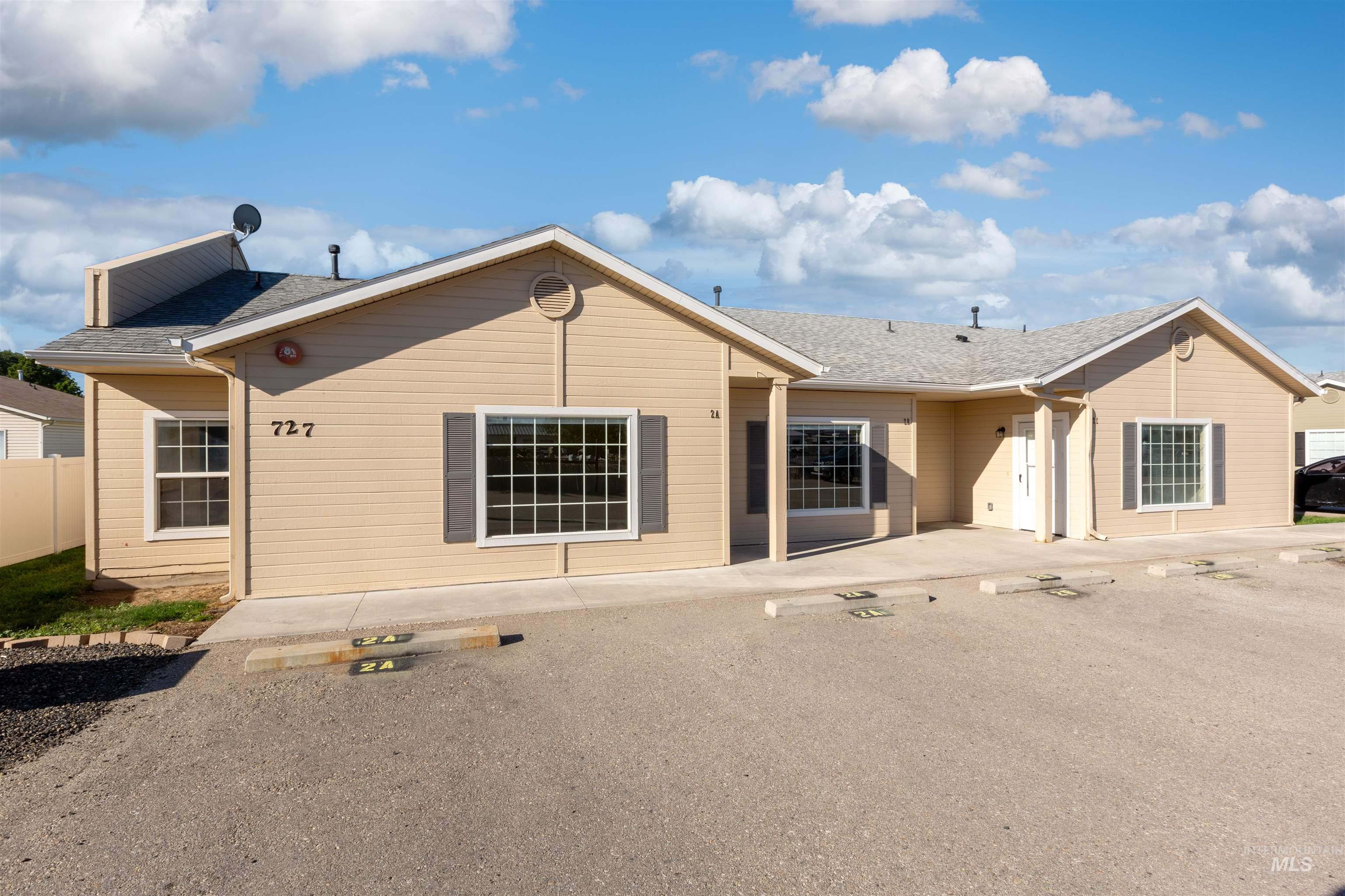 727 N Stampede Ct. Property Photo 2