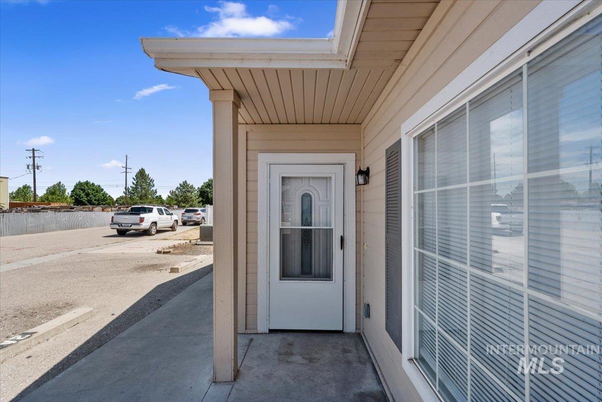 727 N Stampede Ct. Property Photo 4