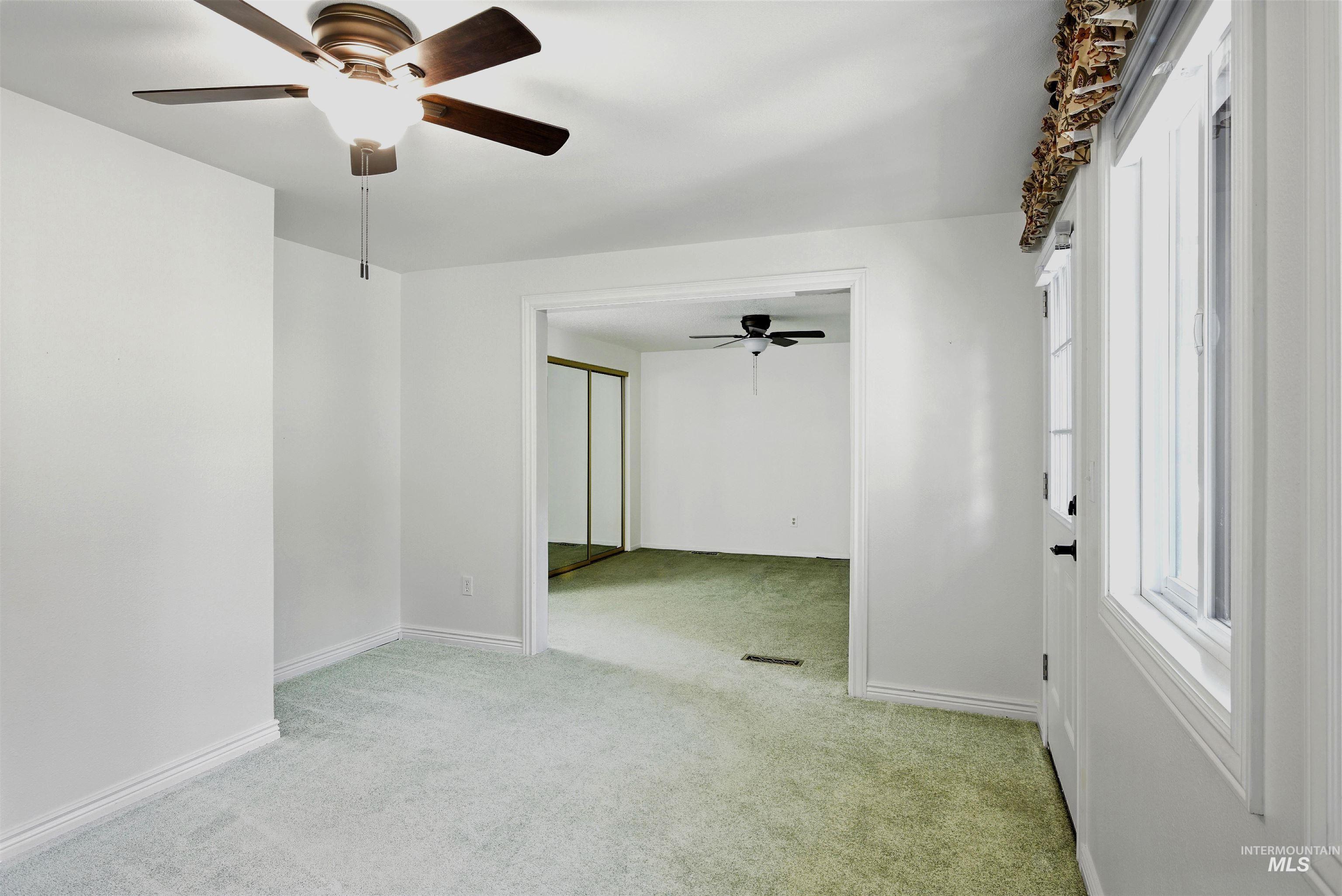 980 N Camelot Dr Property Photo 8