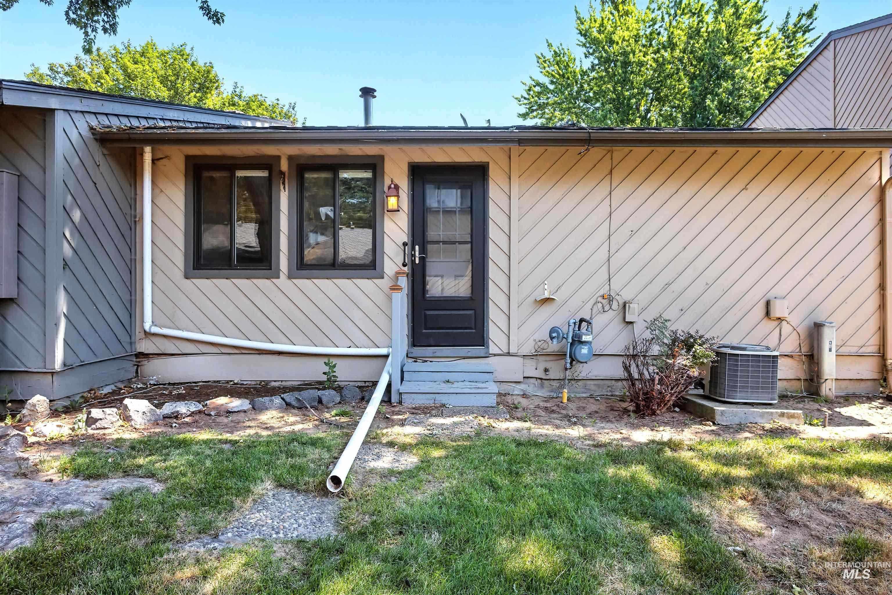 980 N Camelot Dr Property Photo 13