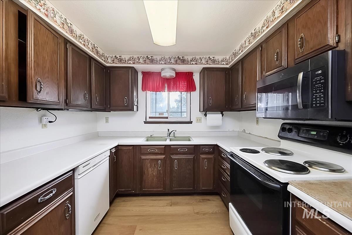 22081 Jeanne Property Photo 3