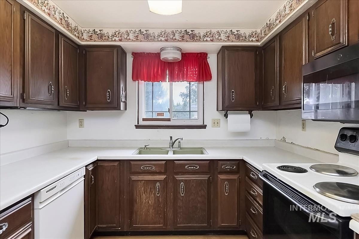 22081 Jeanne Property Photo 4