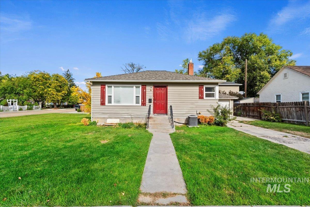 1104 E Dewey Avenue Property Photo 1