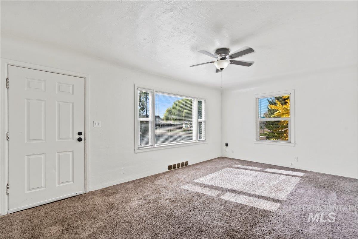 1104 E Dewey Avenue Property Photo 4