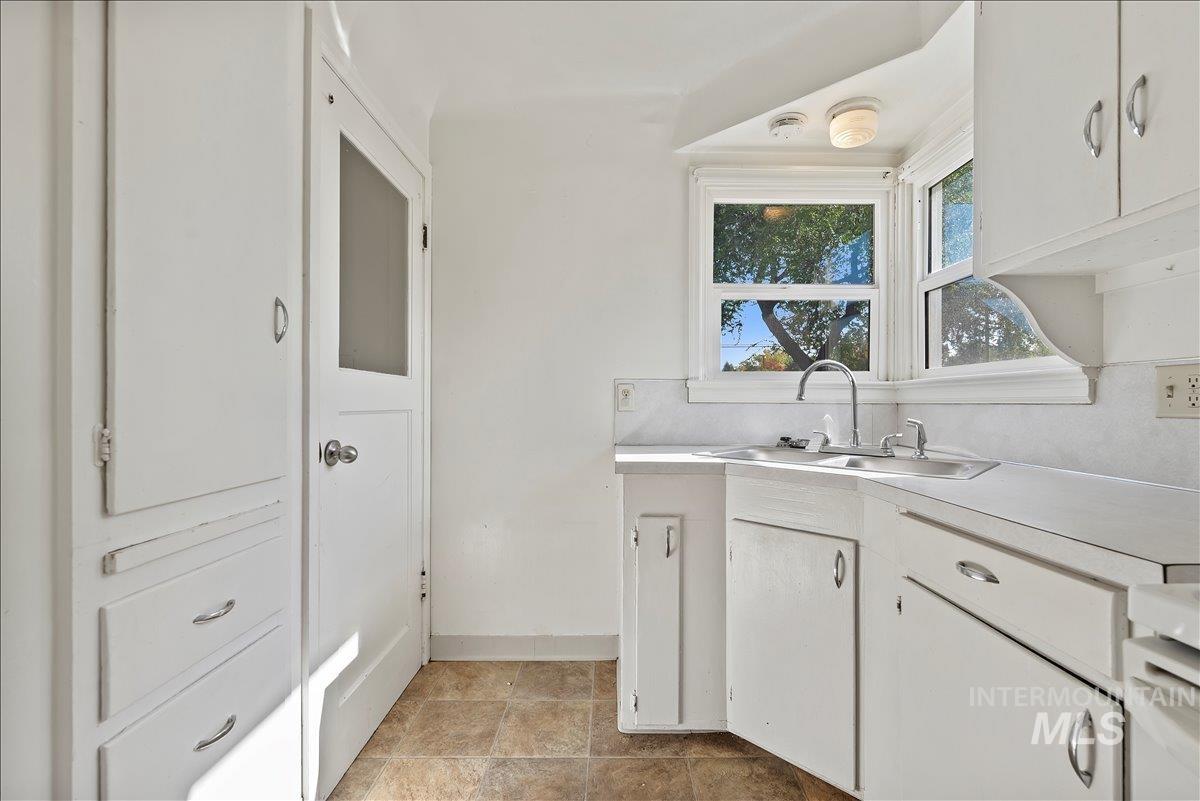 1104 E Dewey Avenue Property Photo 8