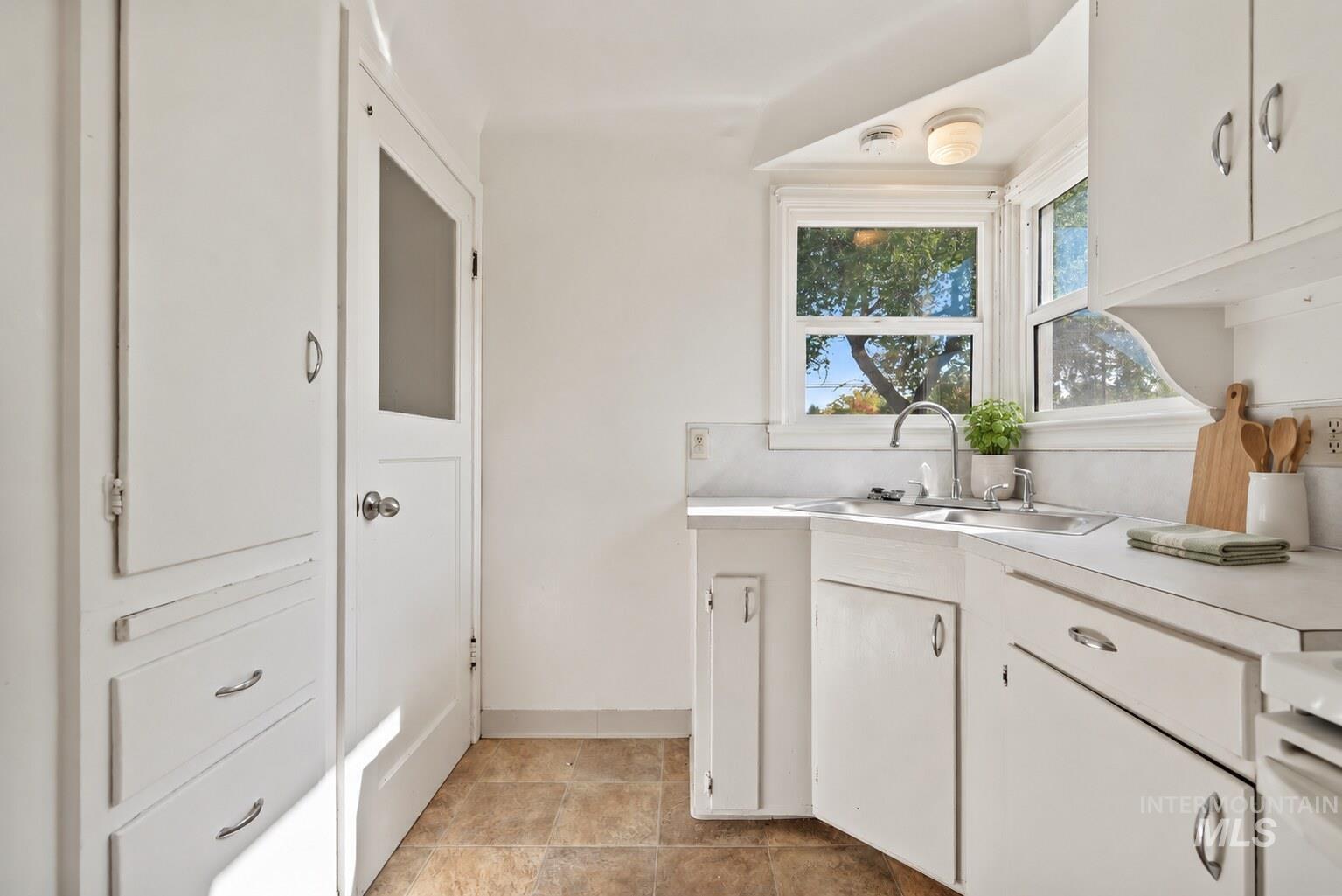 1104 E Dewey Avenue Property Photo 8