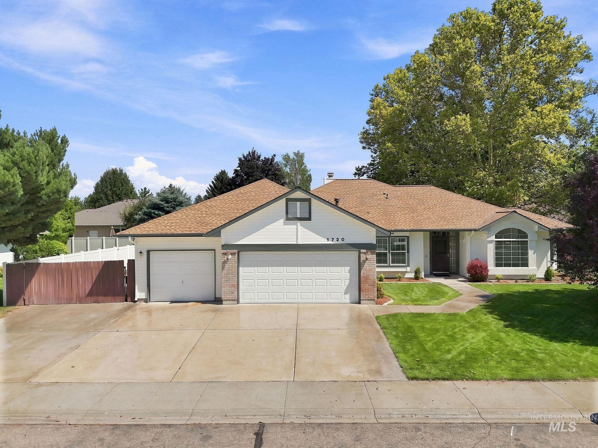 1720 N Summertree Way Property Photo 1