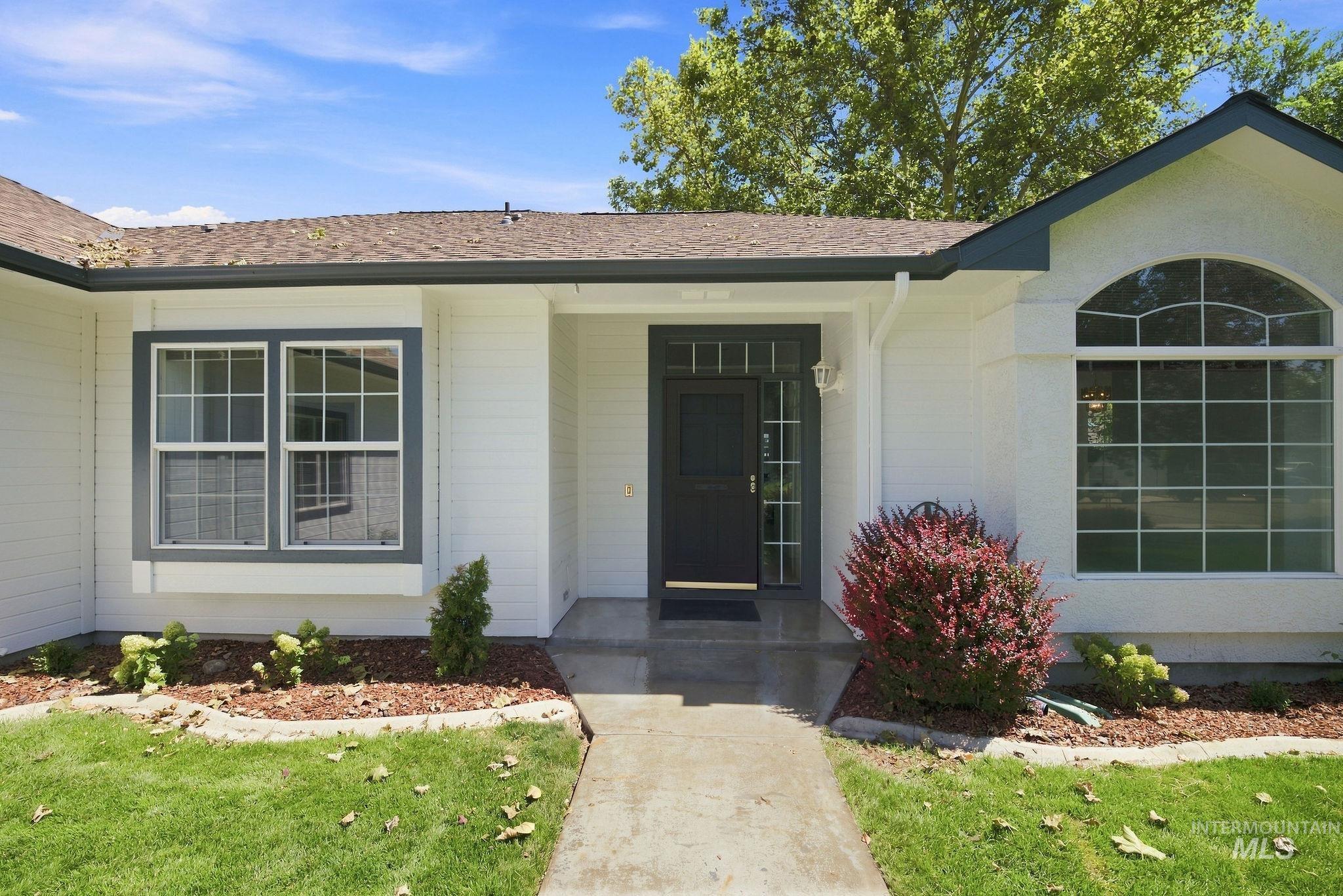1720 N Summertree Way Property Photo 3