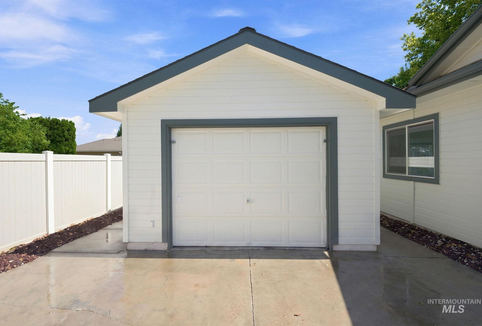 1720 N Summertree Way Property Photo 32
