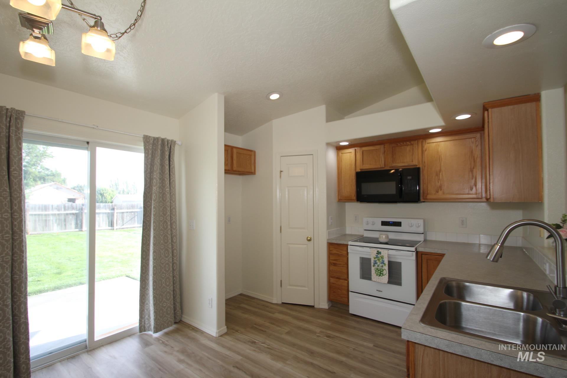 908 S Lily St. Property Photo 5