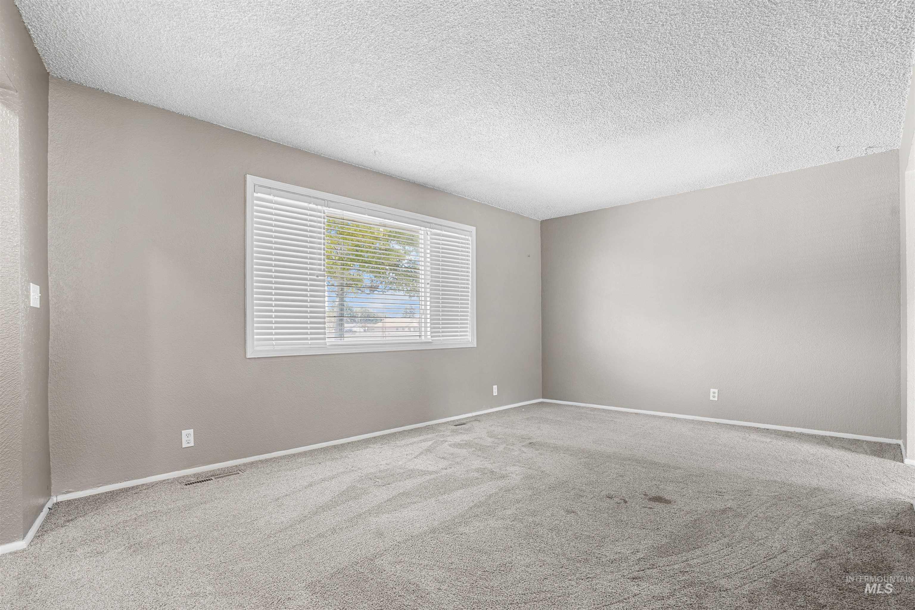 2043 Albion Ave Property Photo 2
