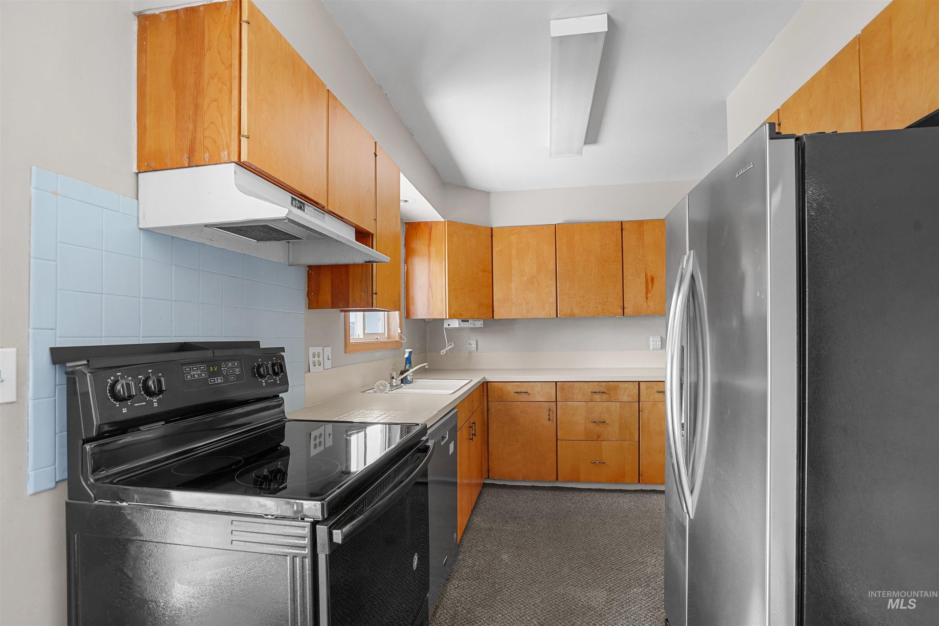 2043 Albion Ave Property Photo 4
