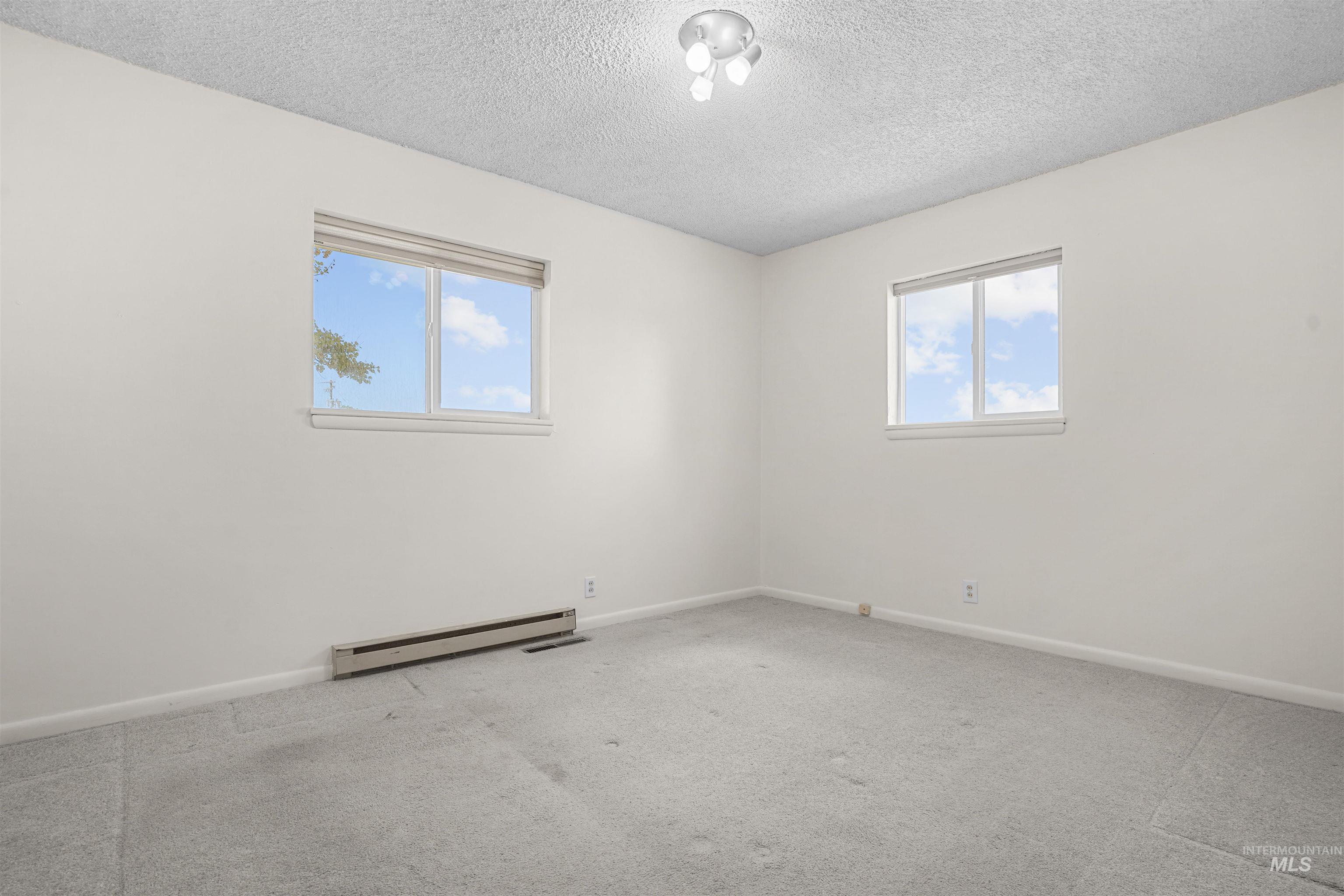 2043 Albion Ave Property Photo 7