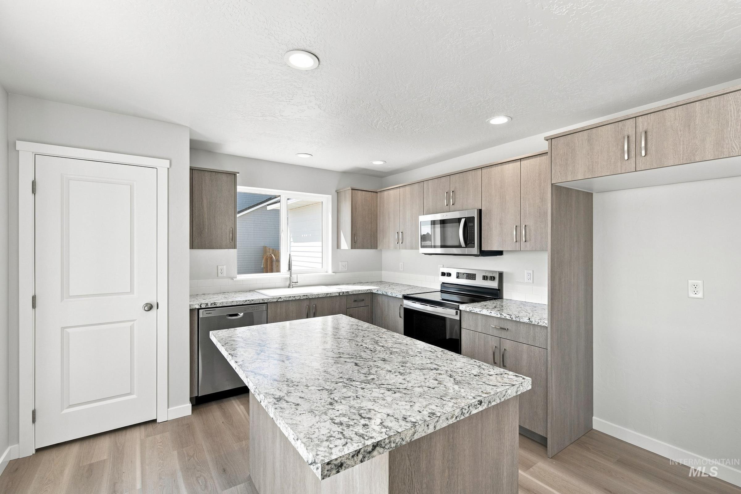 1763 Gyrfalcon St Property Photo 3