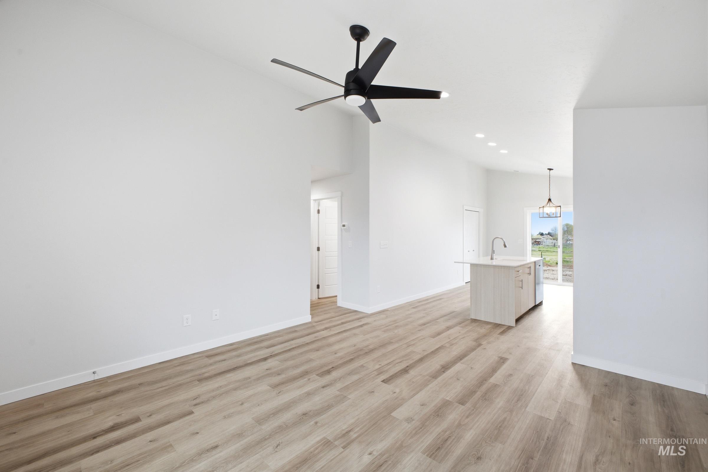 2381 W Red Jasper Dr Property Photo 7