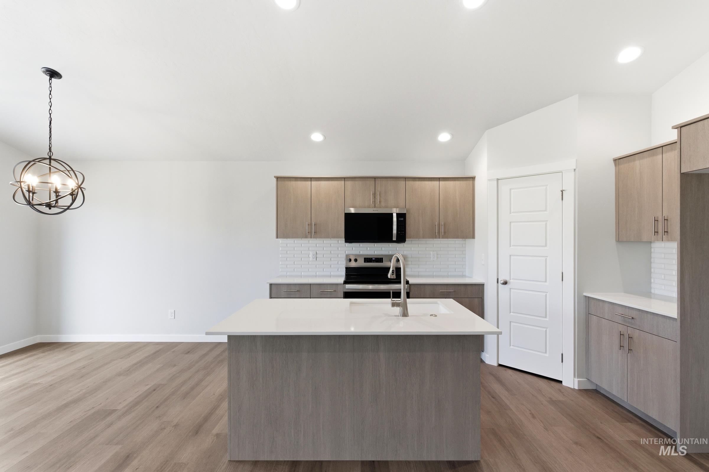 1314 N Coltsfoot Ave Property Photo 3
