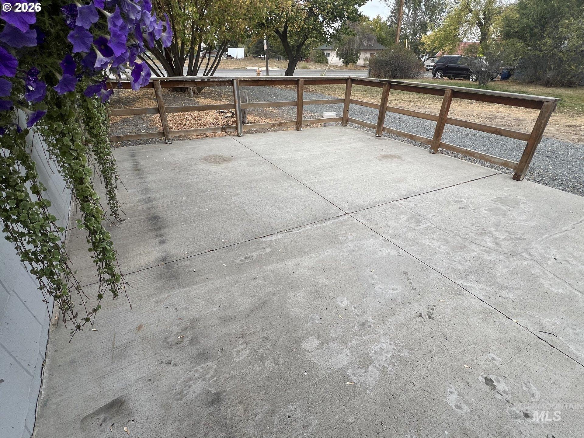 975 2nd St Property Photo 15