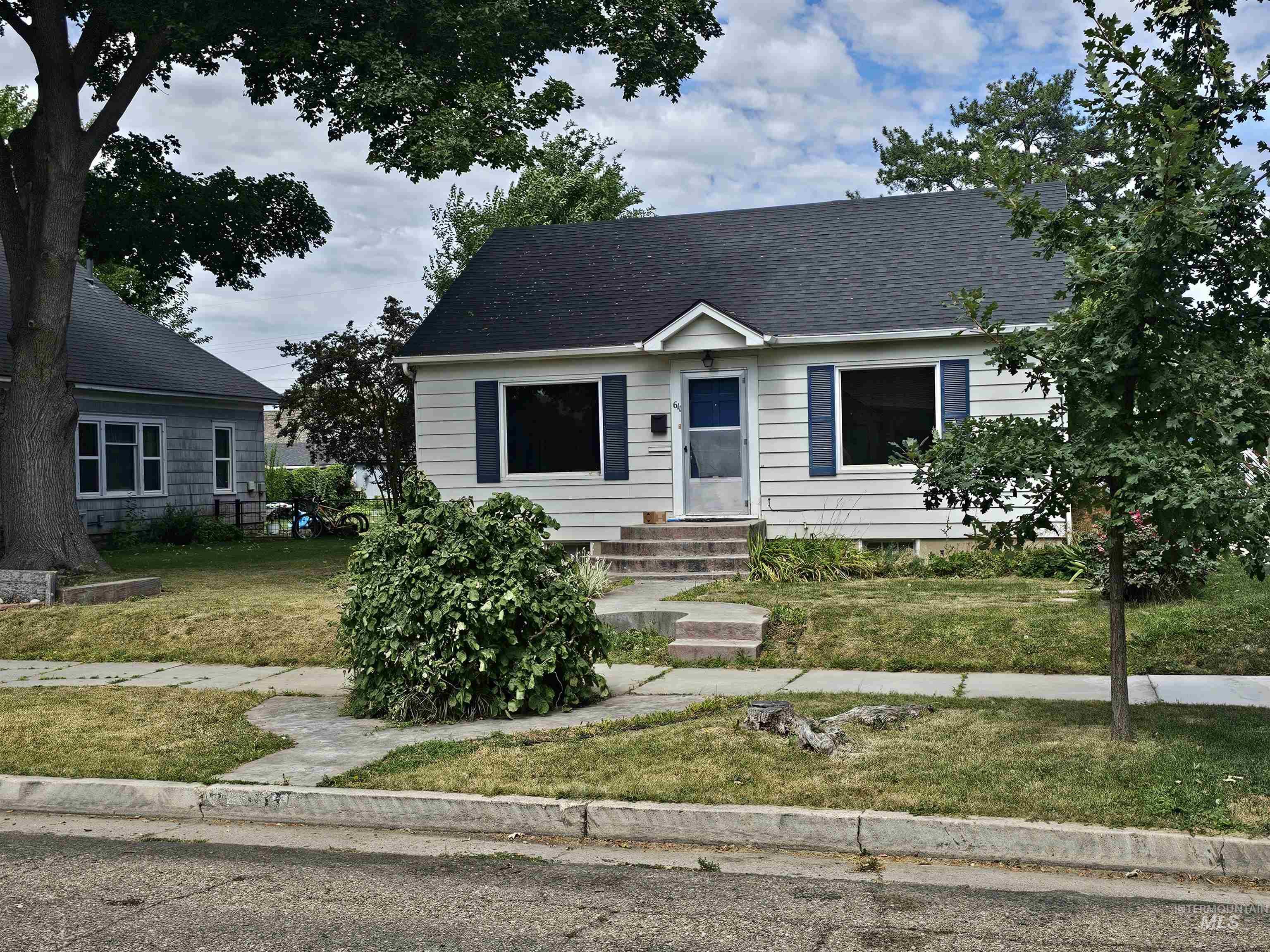 611 17 Ave S Property Photo 1