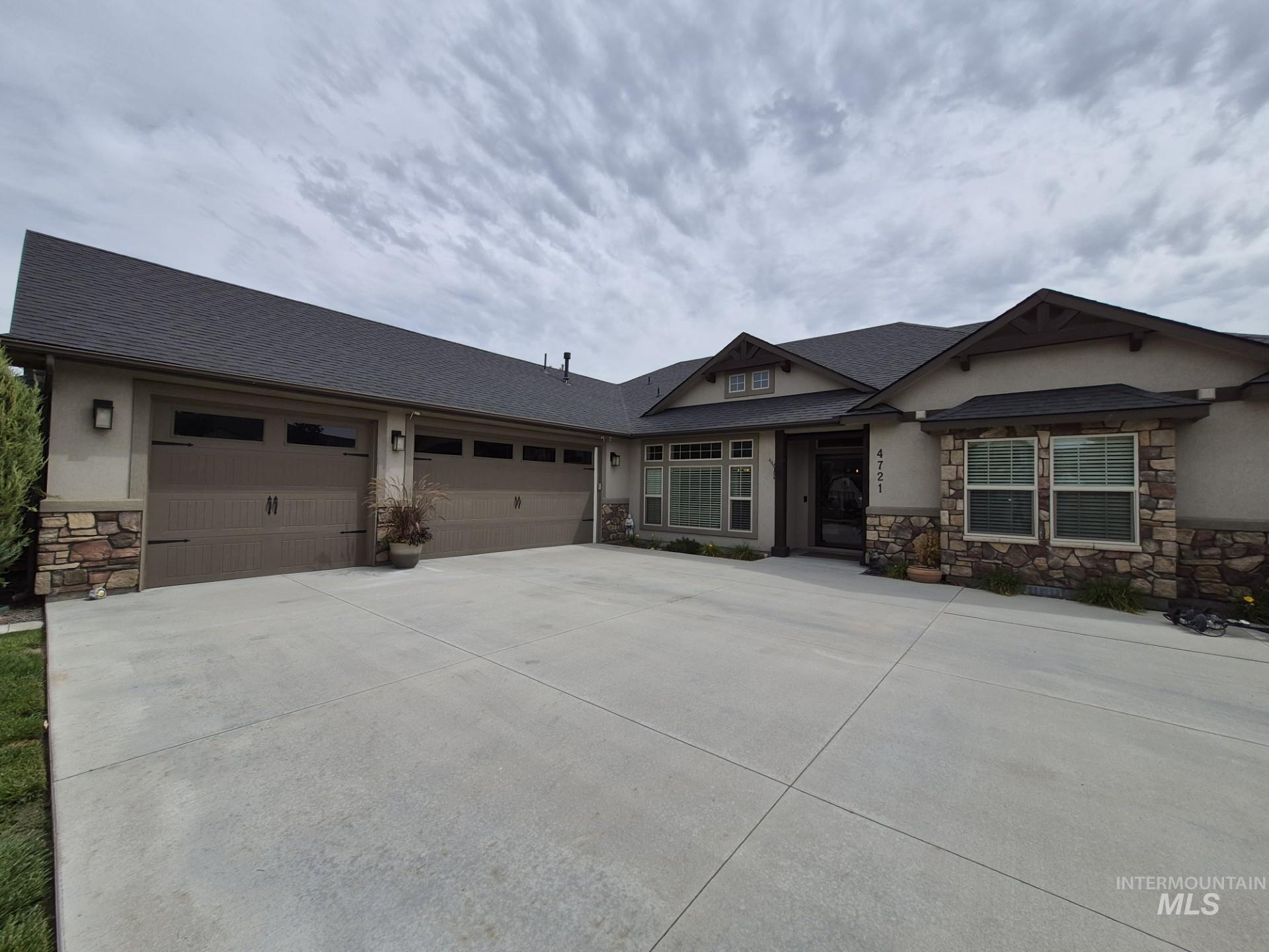 4721 Middlesboro Property Photo 1
