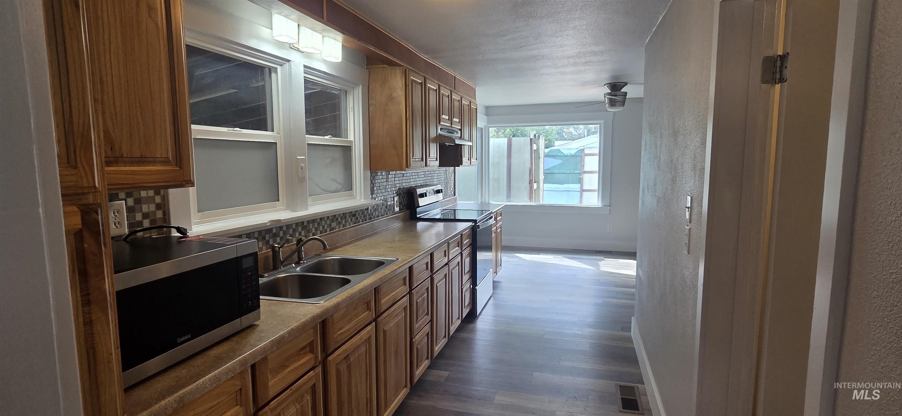 616 8th Property Photo 2