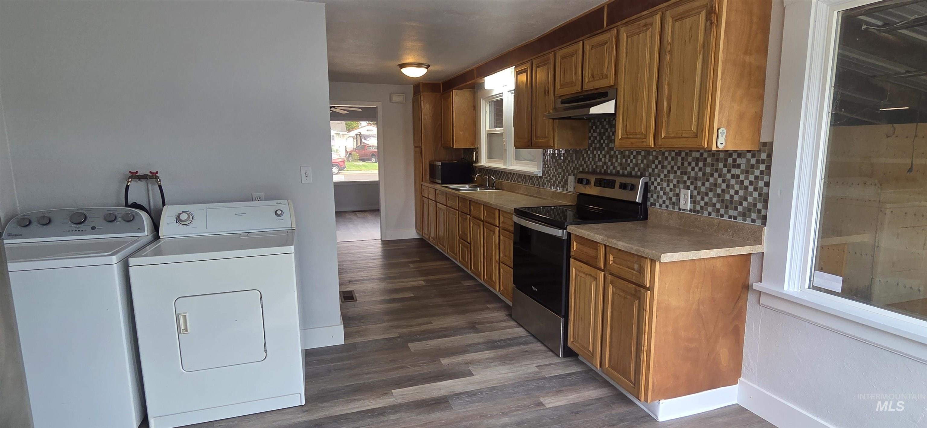 616 8th Property Photo 3