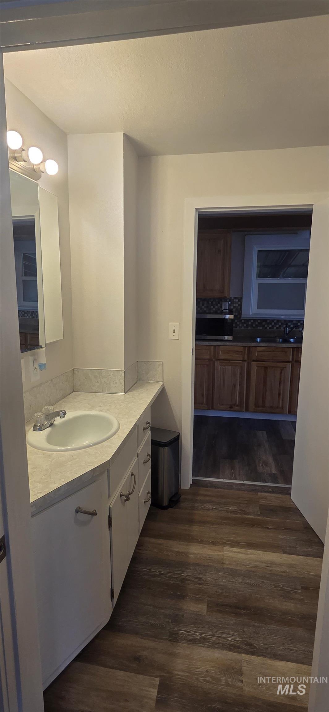 616 8th Property Photo 6