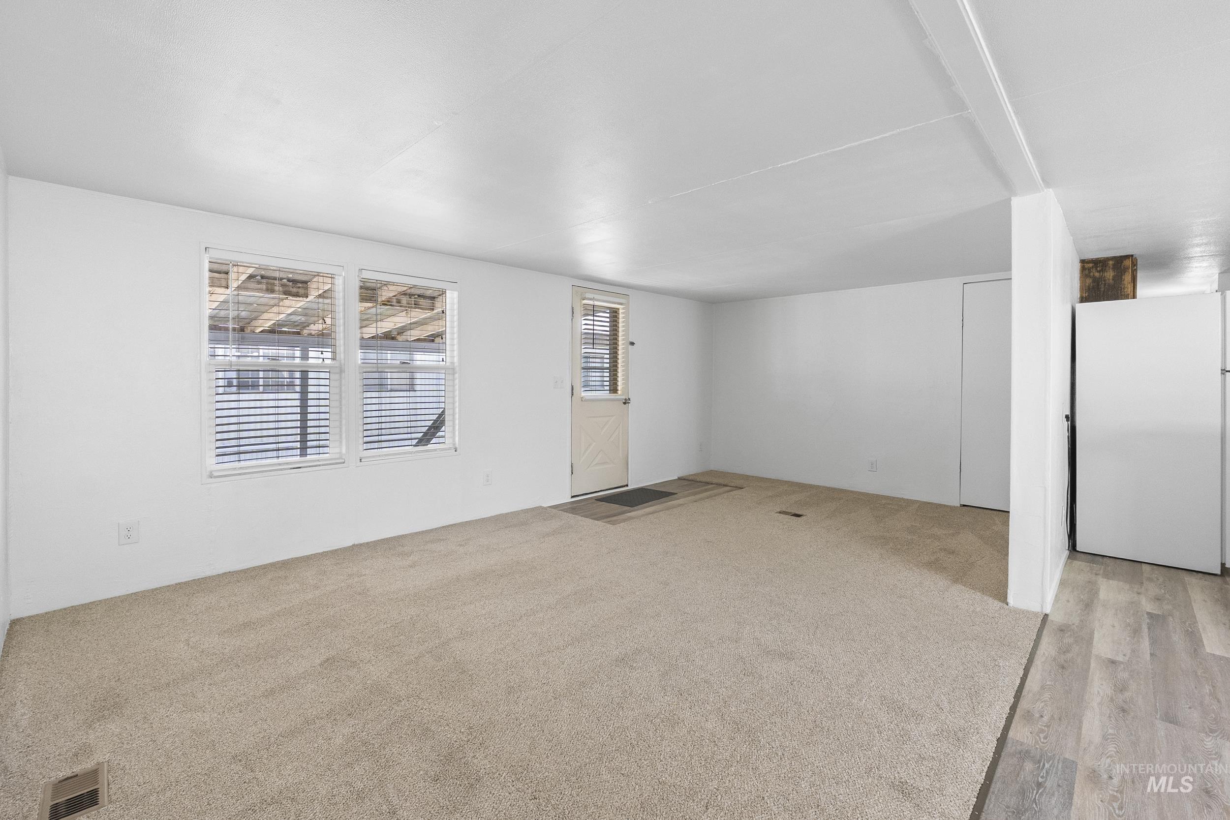 320 E Carol St Property Photo 4