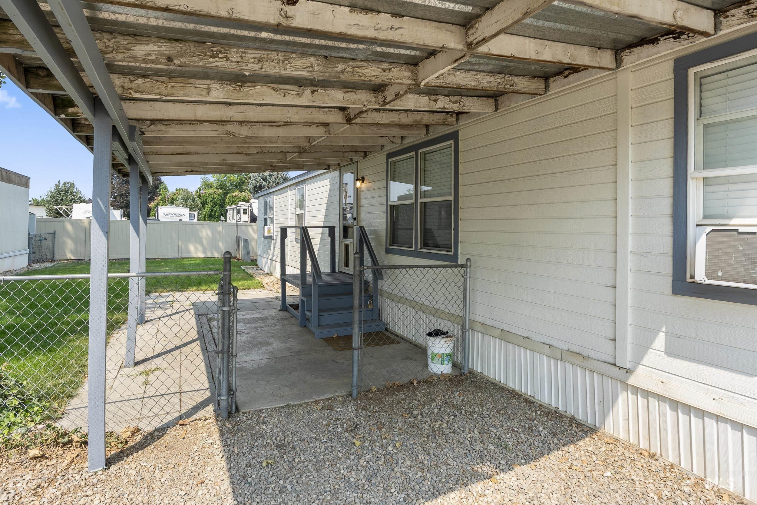 320 E Carol St Property Photo 18