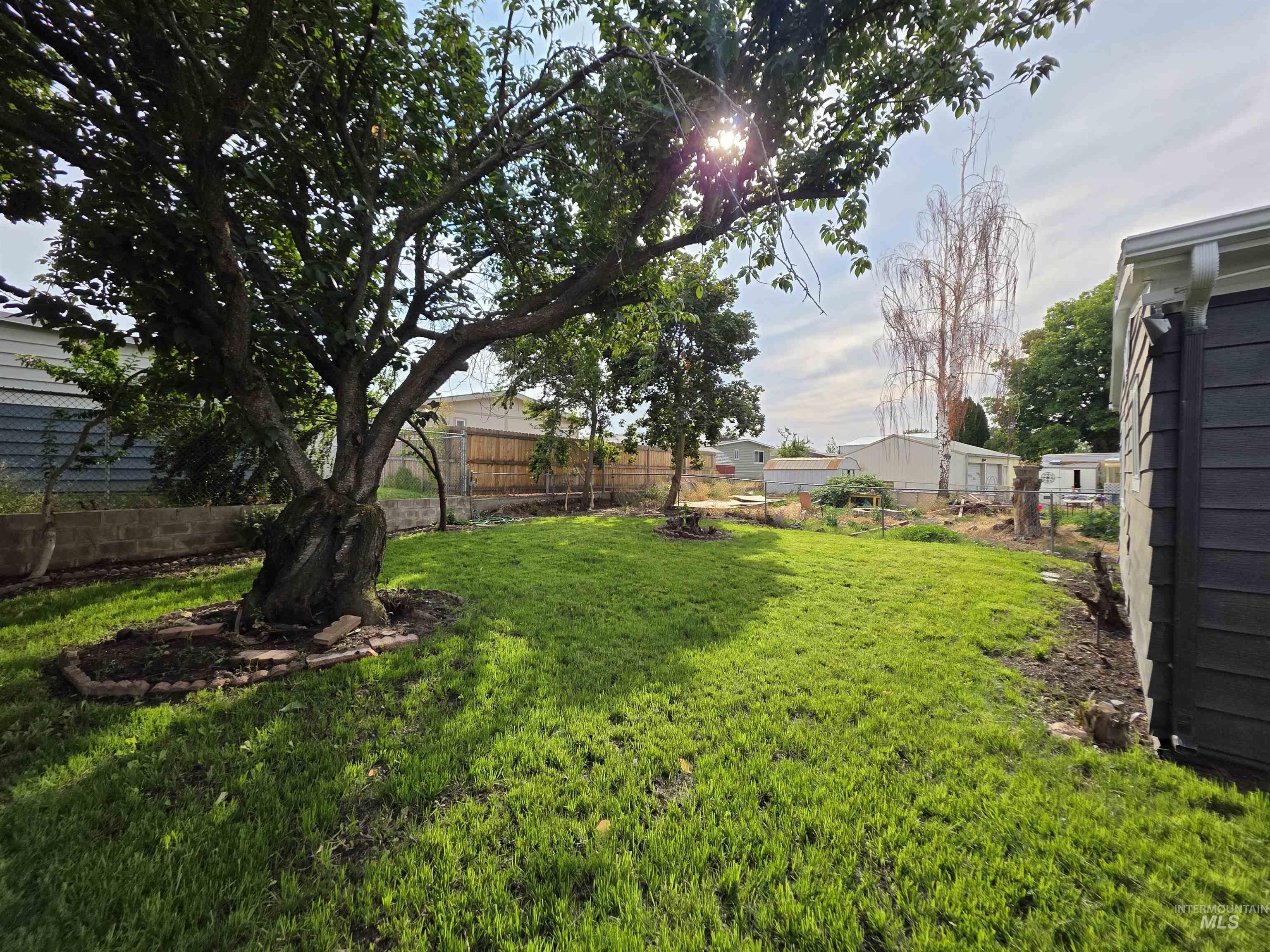 904 Hawthorne St Property Photo 3