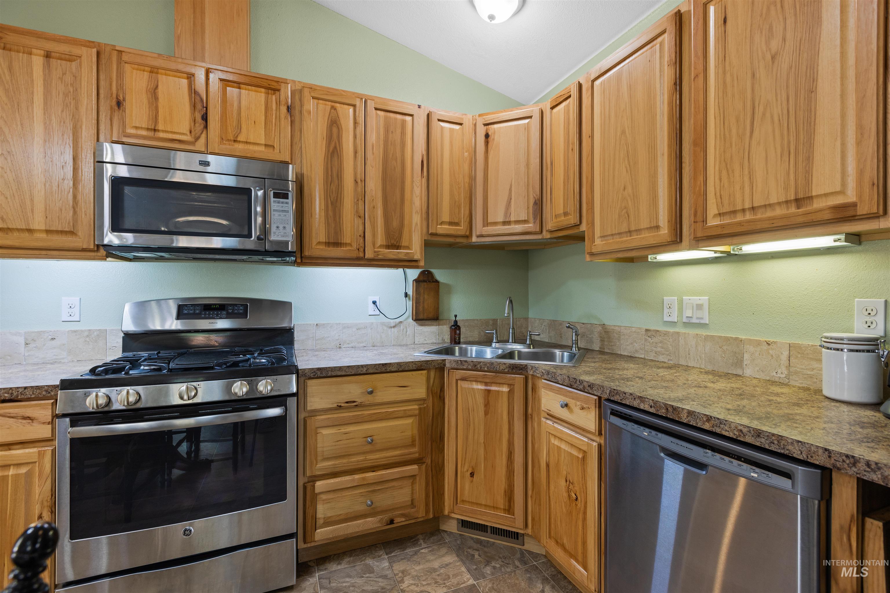 688 Meadow Dr Property Photo 18