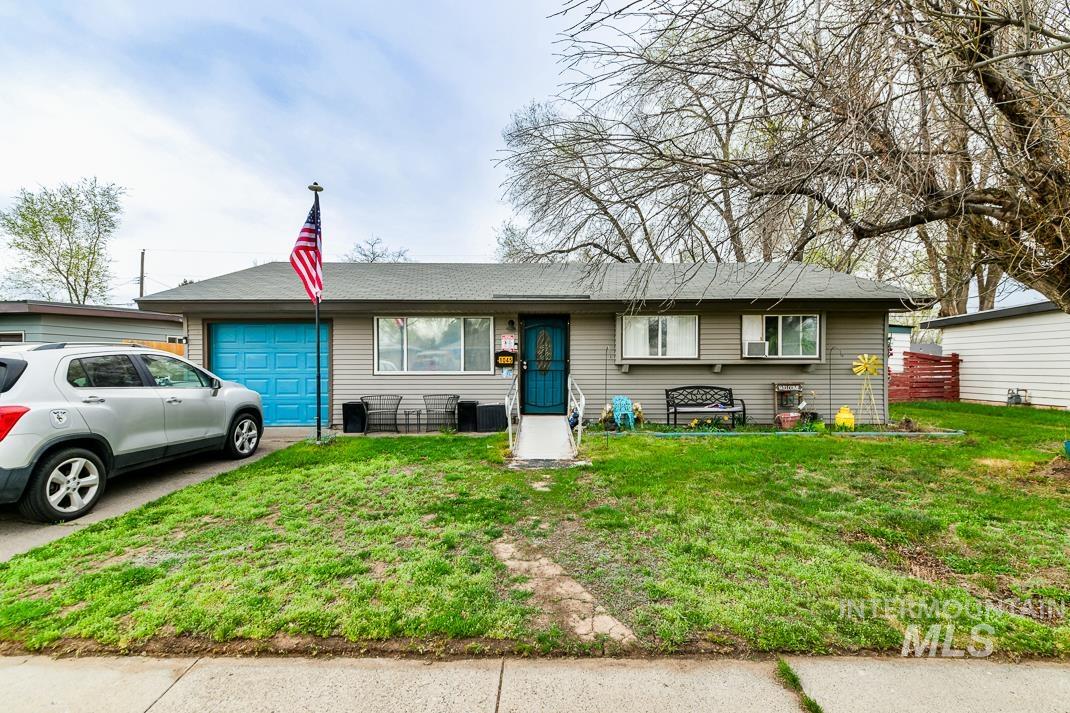 1045 E 16th N