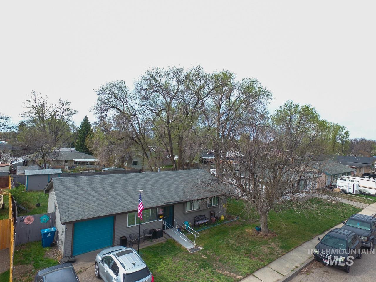 1045 E 16th N Property Photo 2