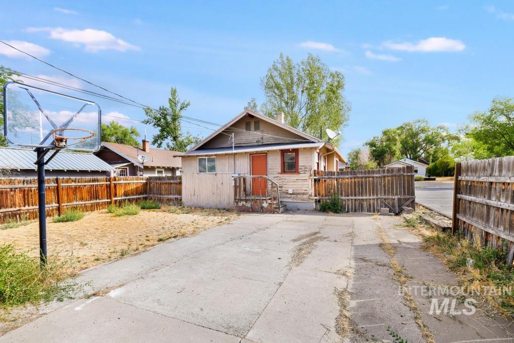 435 6th Ave N Property Photo 8