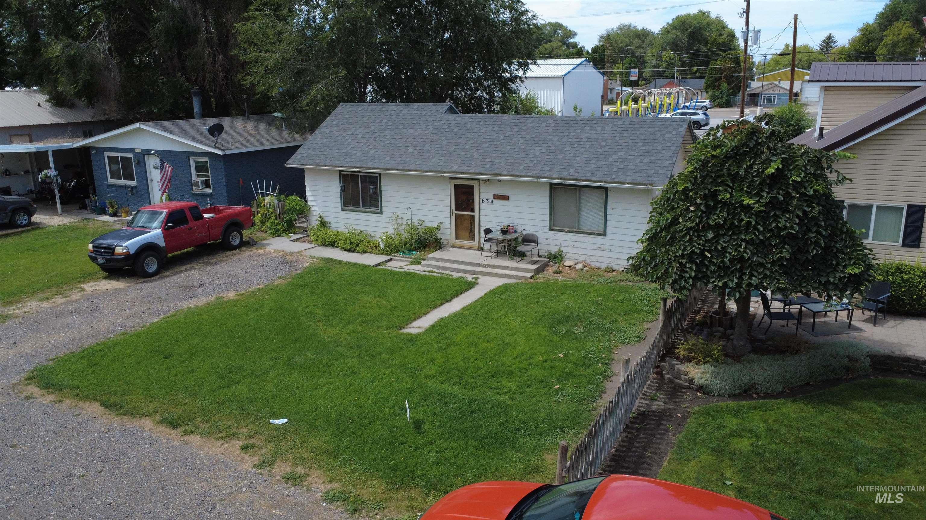 634 Albion Ave Property Photo 2