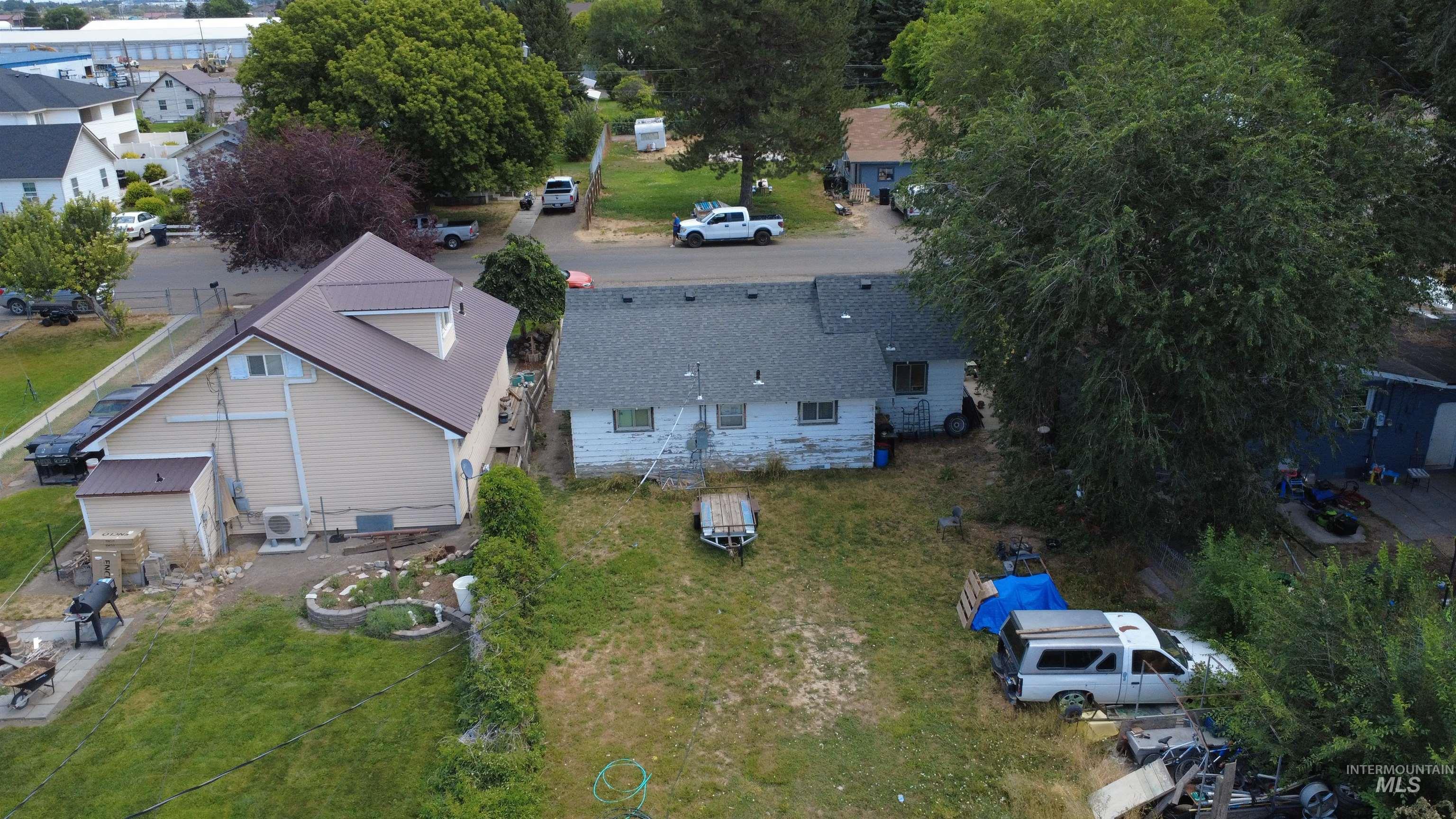 634 Albion Ave Property Photo 3