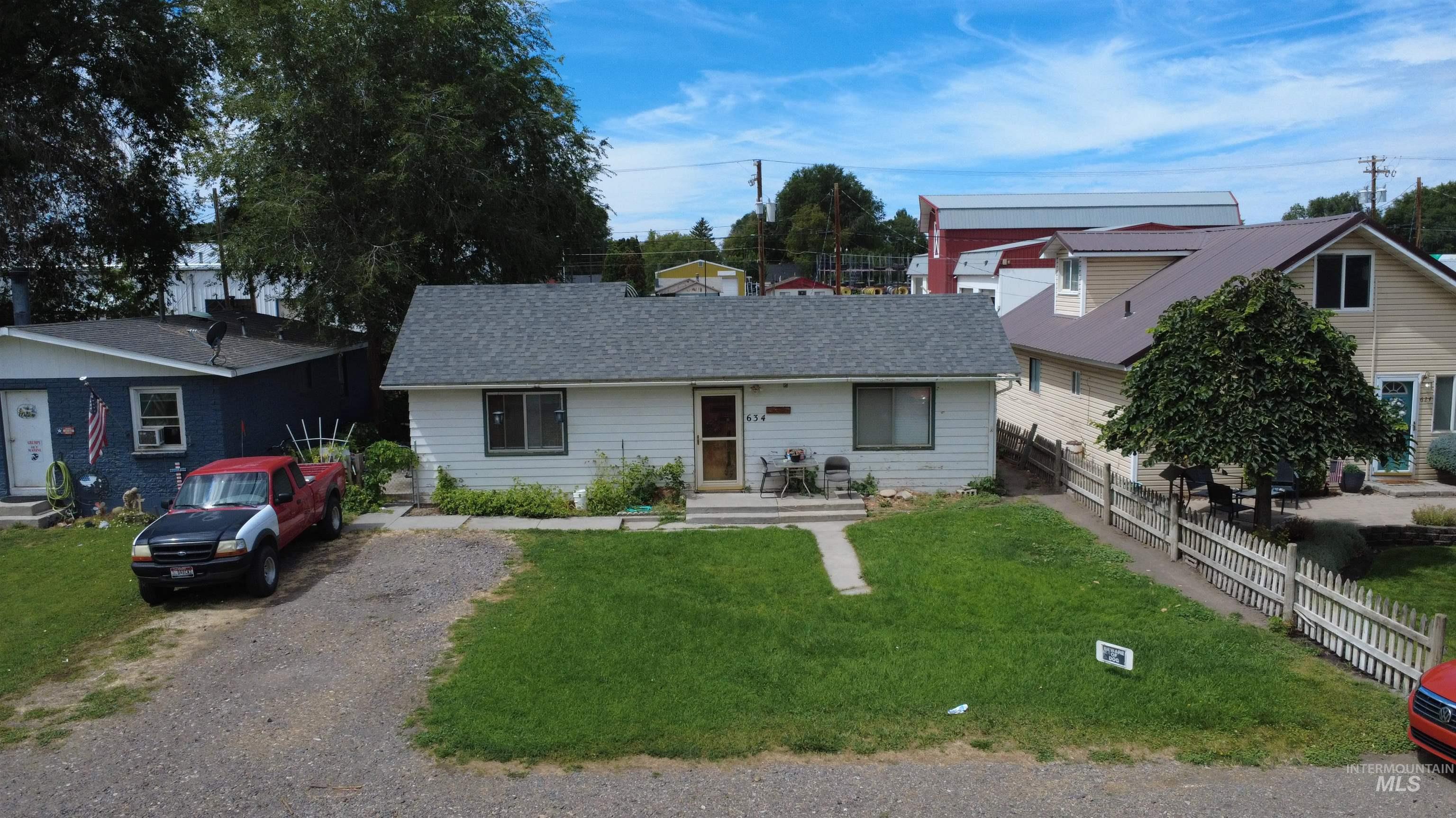 634 Albion Ave Property Photo 4