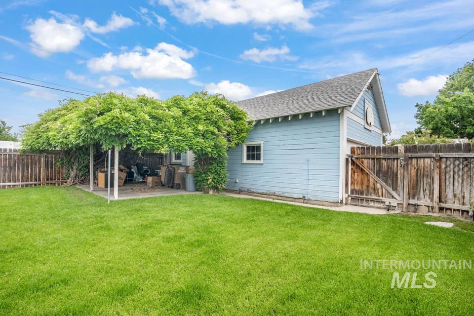 1006 E 1st Street Property Photo 7