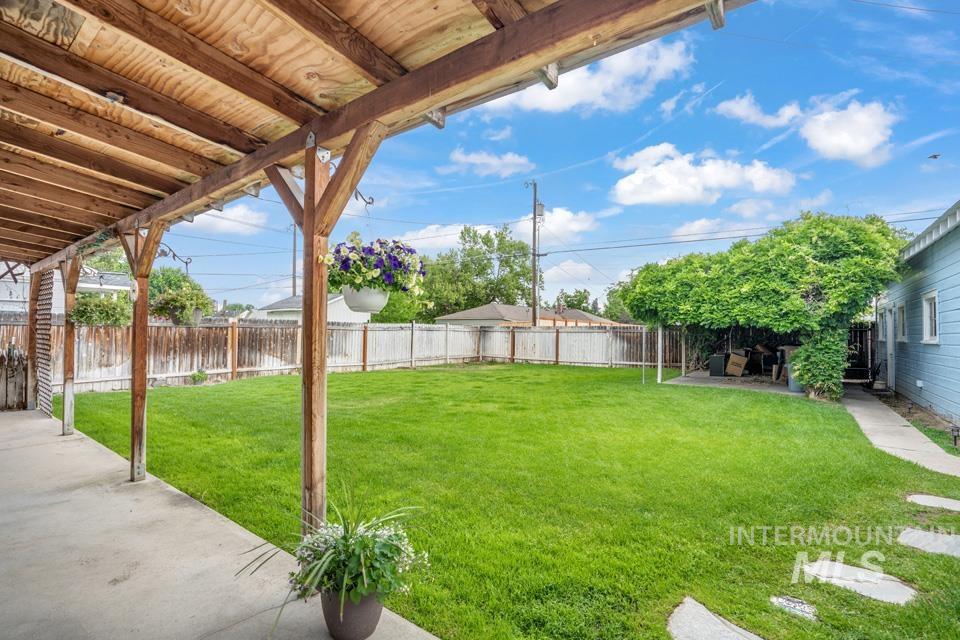 1006 E 1st Street Property Photo 8