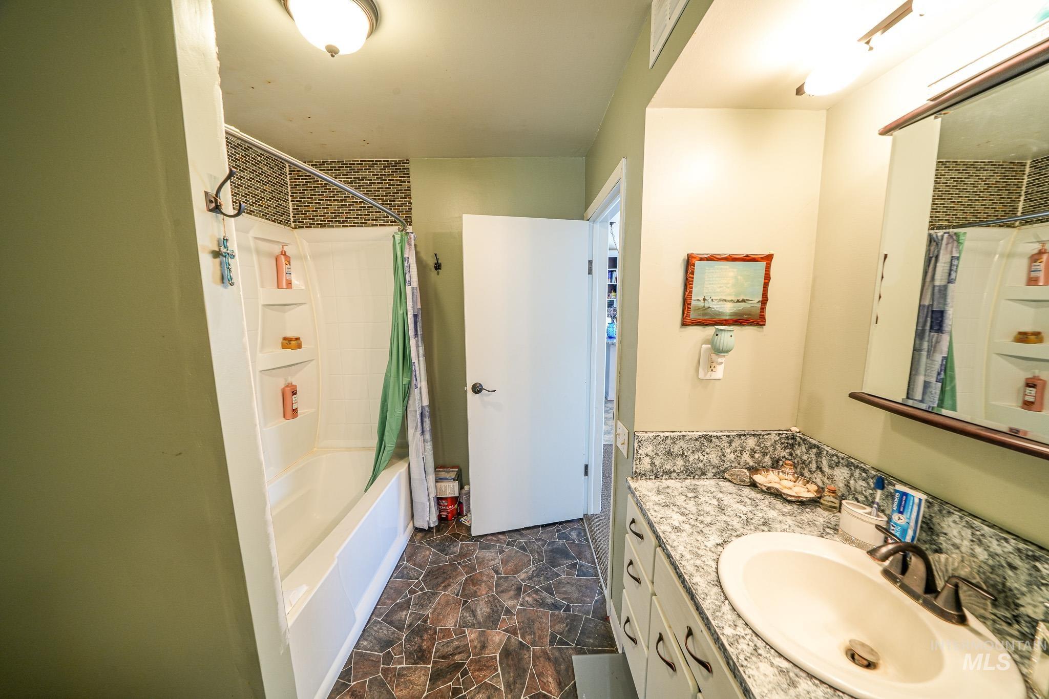 712 3rd Ave Property Photo 19
