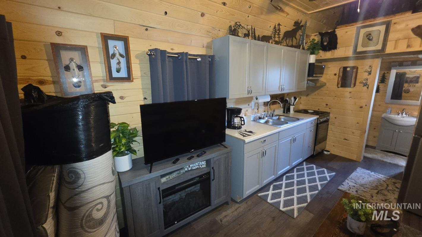 20 Sellman St Property Photo 16