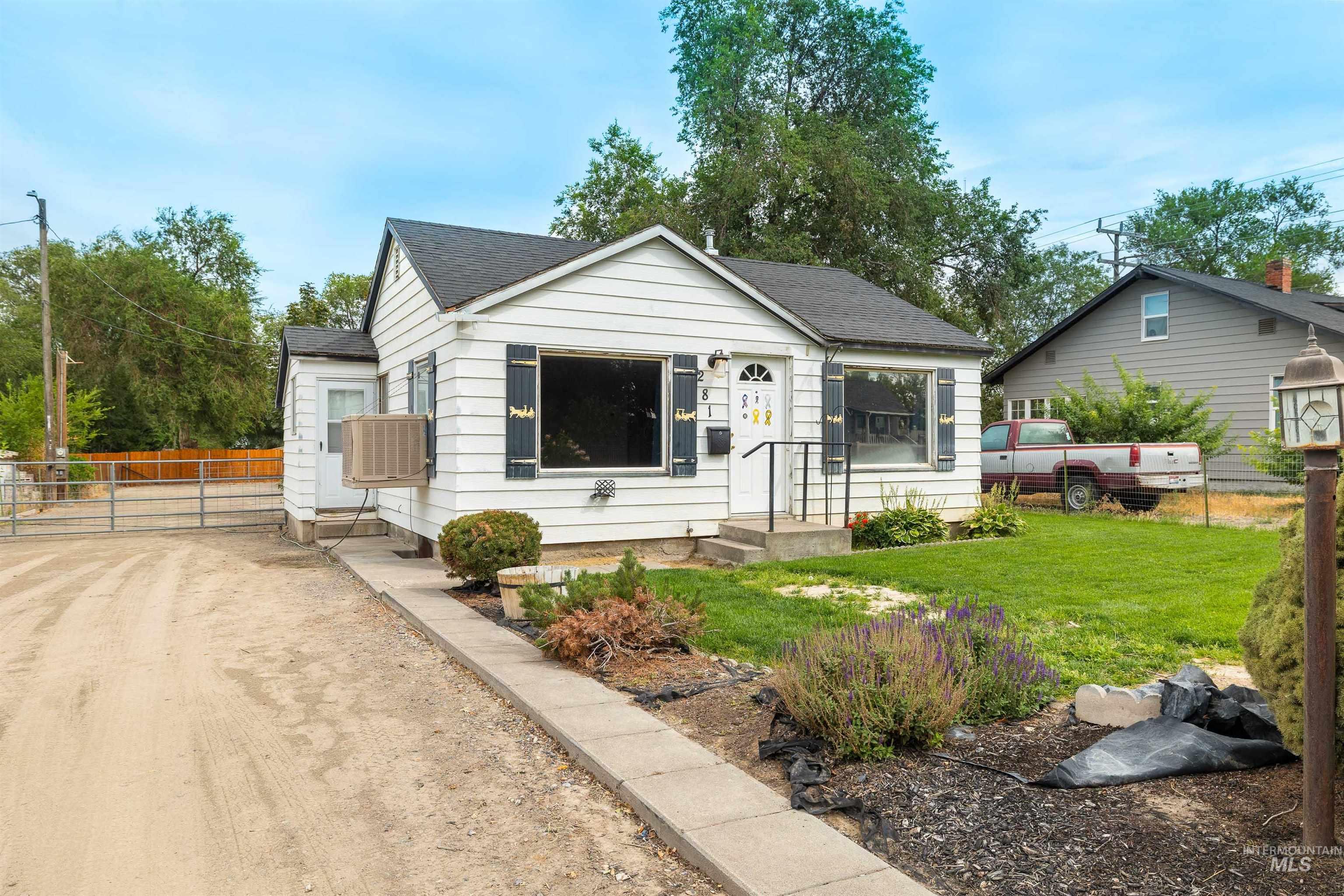 281 Lois St Property Photo 1