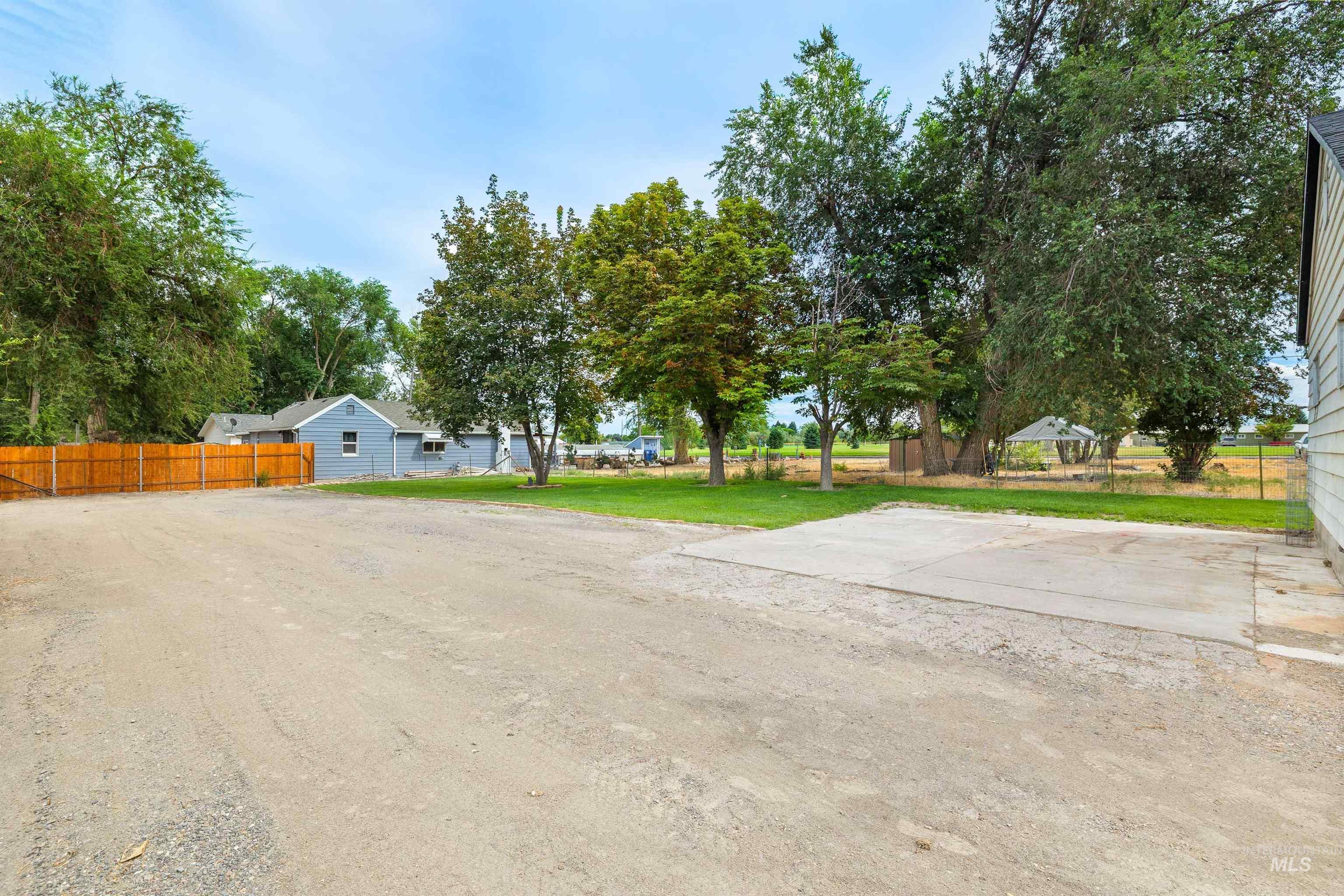 281 Lois St Property Photo 4