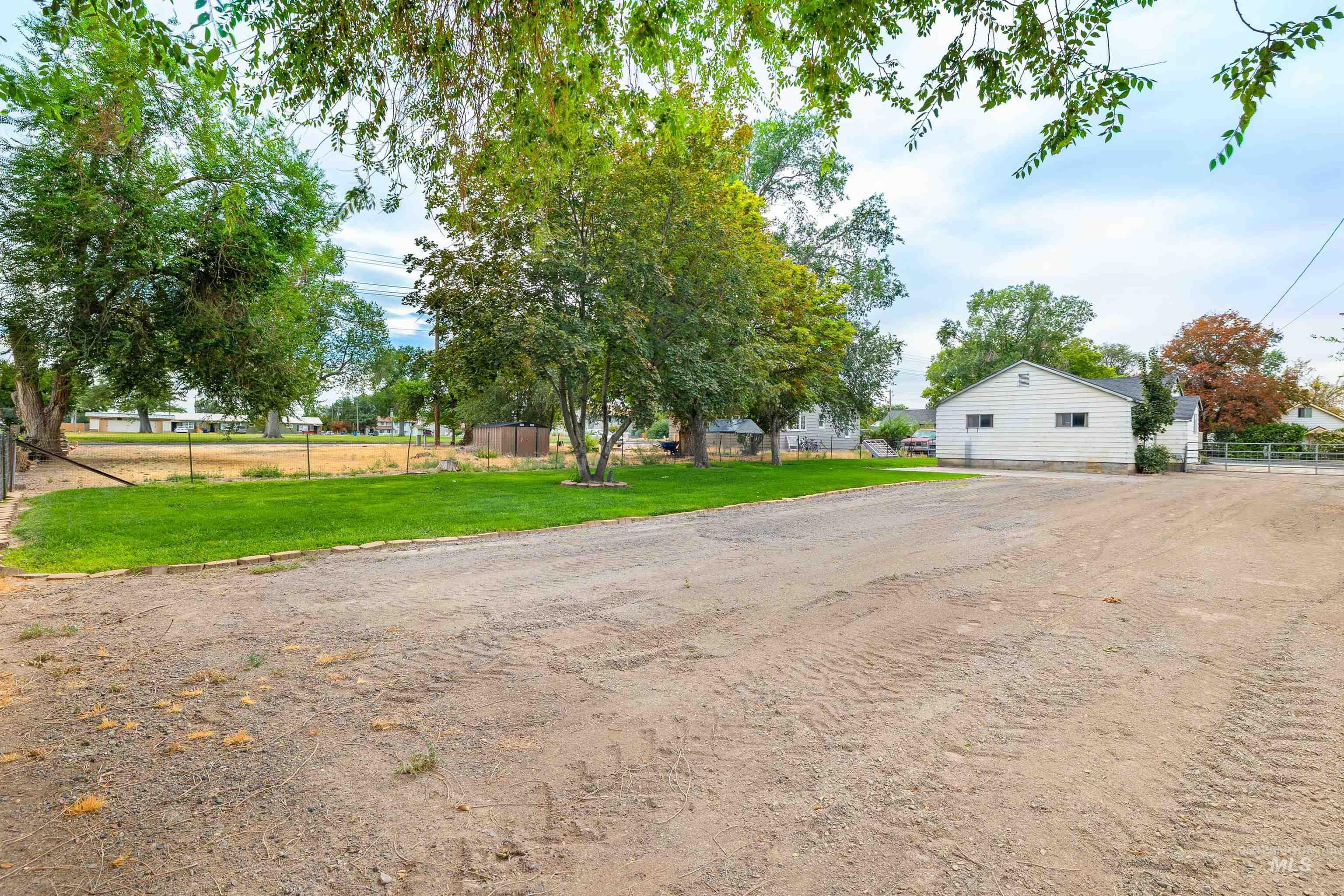281 Lois St Property Photo 5