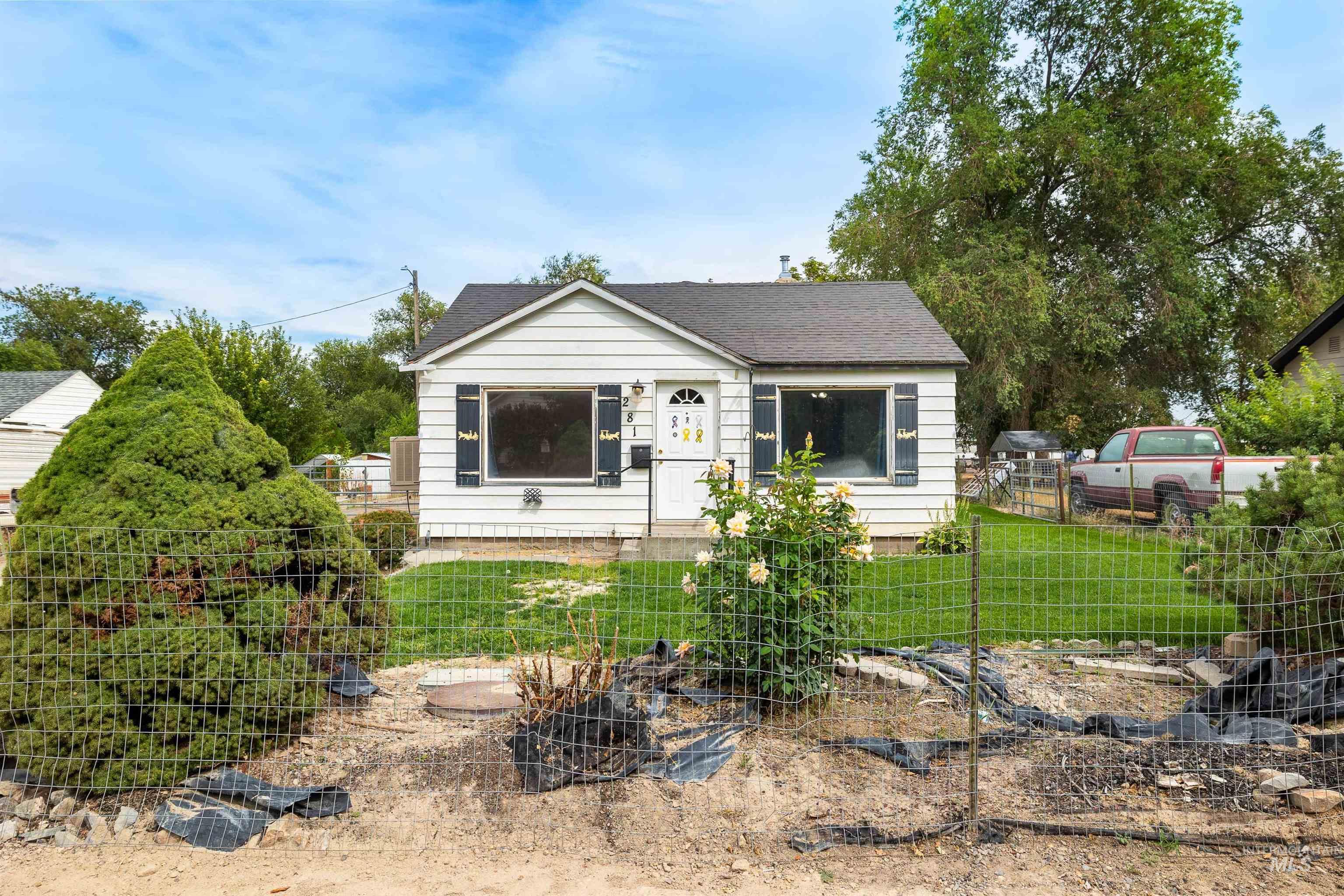281 Lois St Property Photo 6