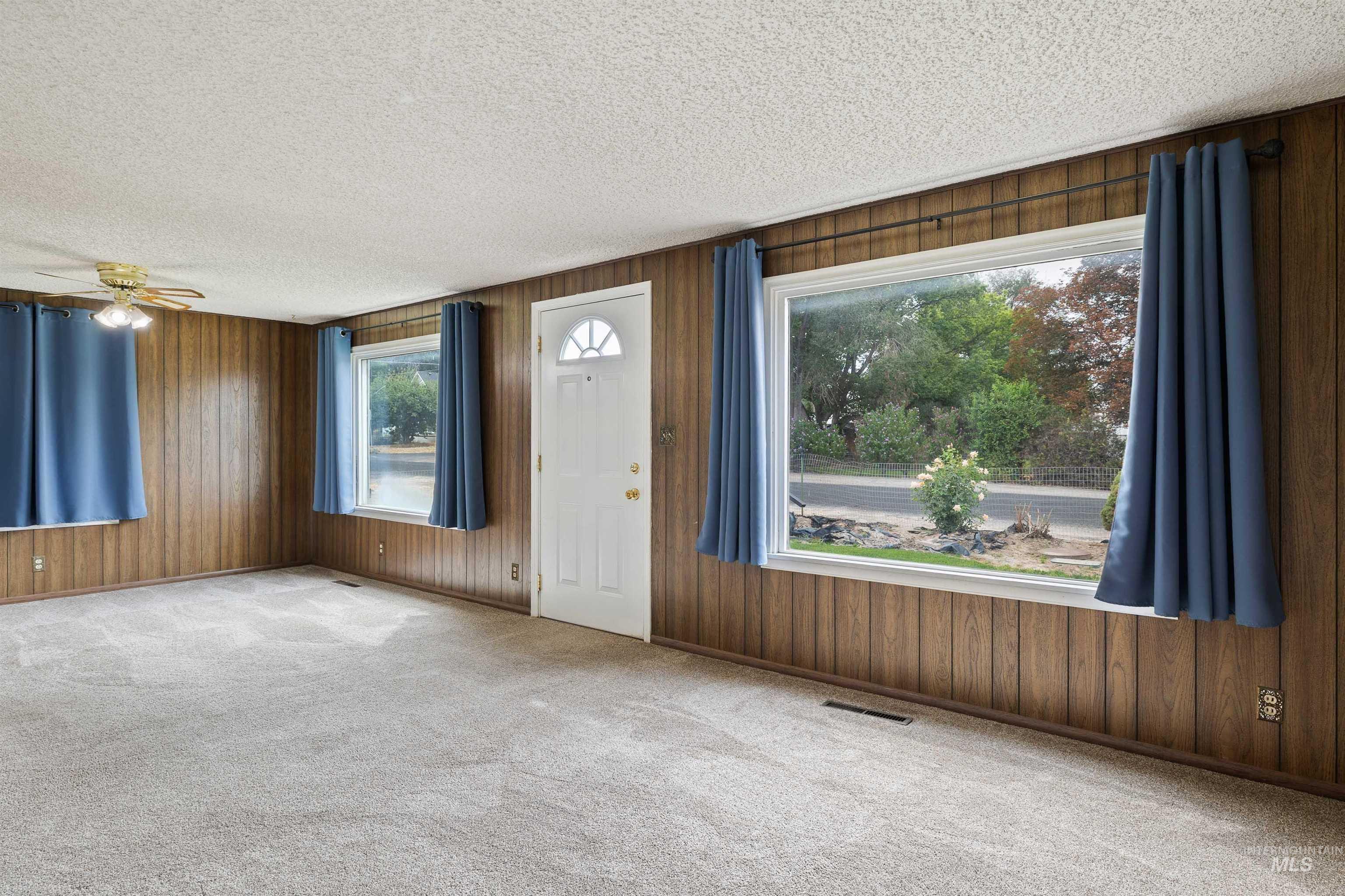 281 Lois St Property Photo 8