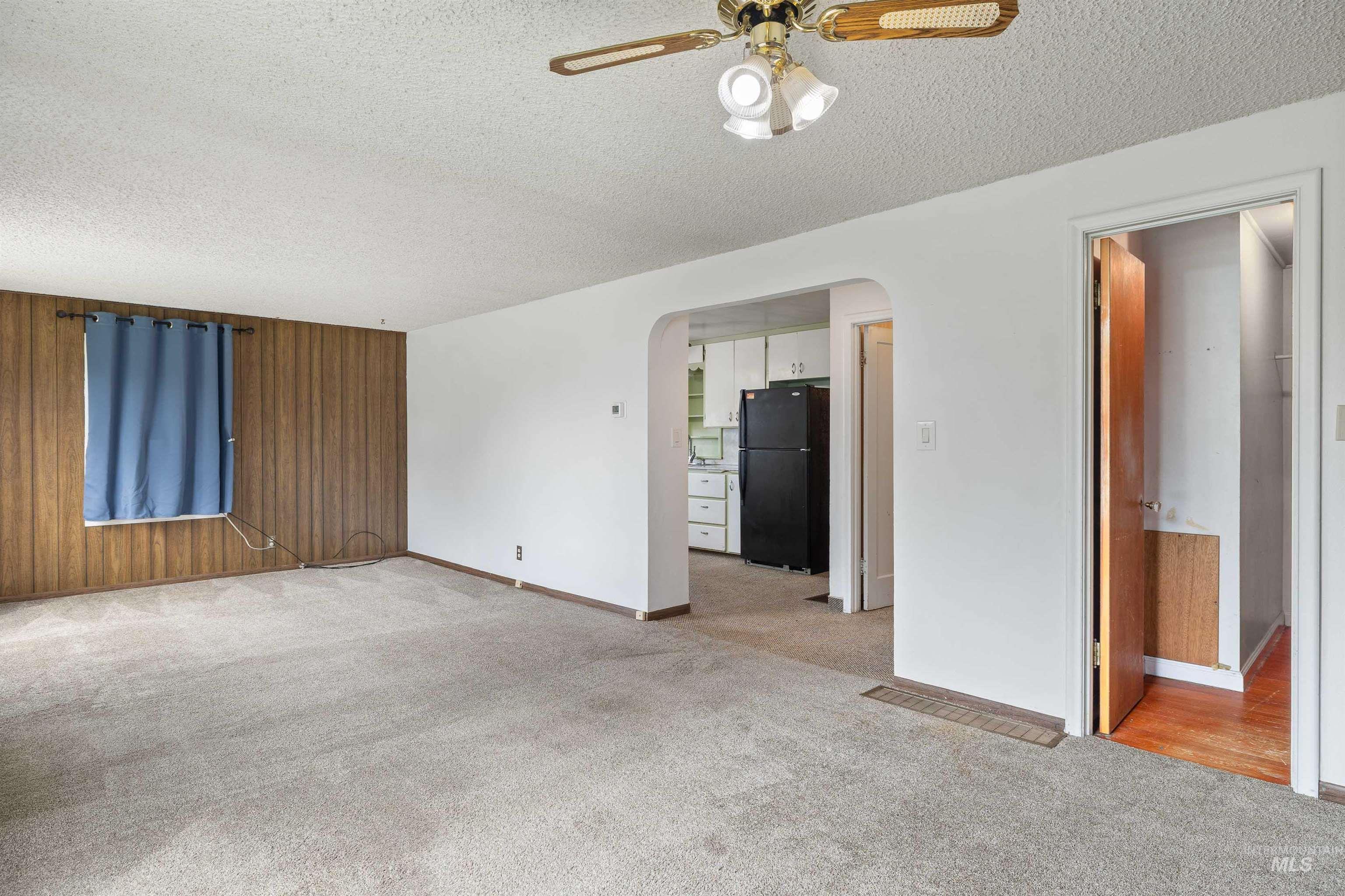 281 Lois St Property Photo 9
